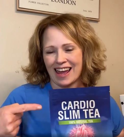 Customer holding Cardio slim tea bag